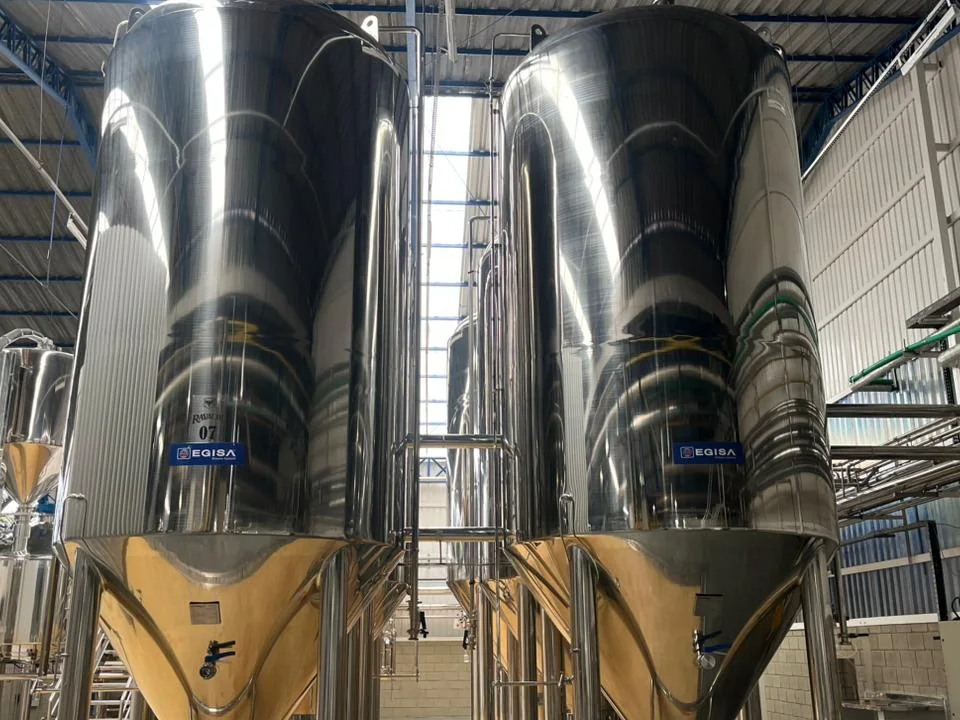 Fermentadores da Ravache vistos de baixo