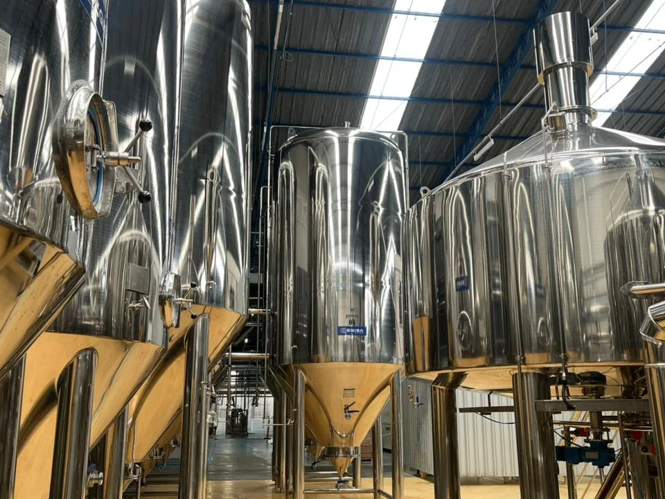Detalhe do costado dos fermentadores da Ravache