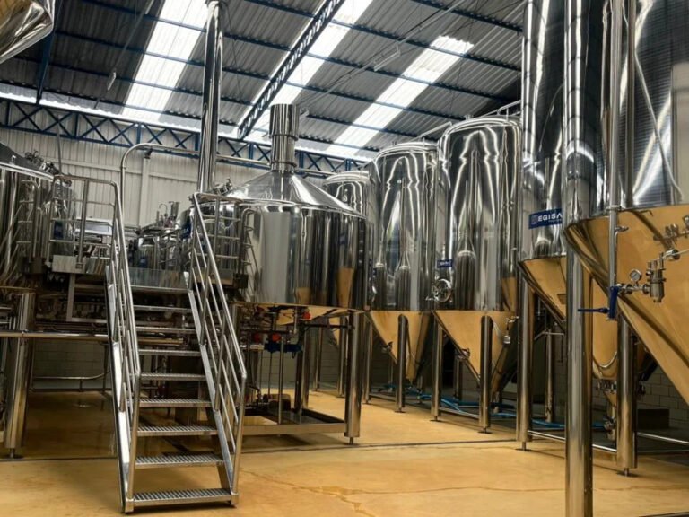 Sala de brassagem da Ravache: tanques, escada de acesso e clarabóias