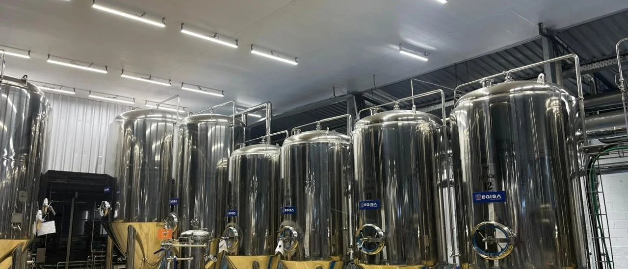 Corredor de fermentadores da Cervejaria Ravache em fuga de perspectiva