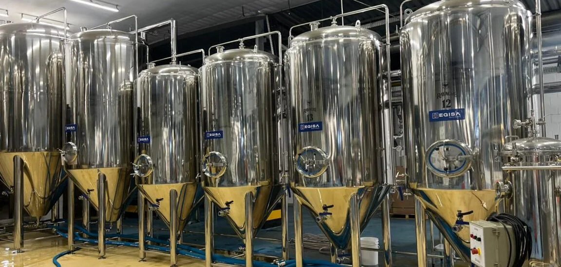 Fileira de cinco fermentadores de aço inox da Cervejaria Ravache