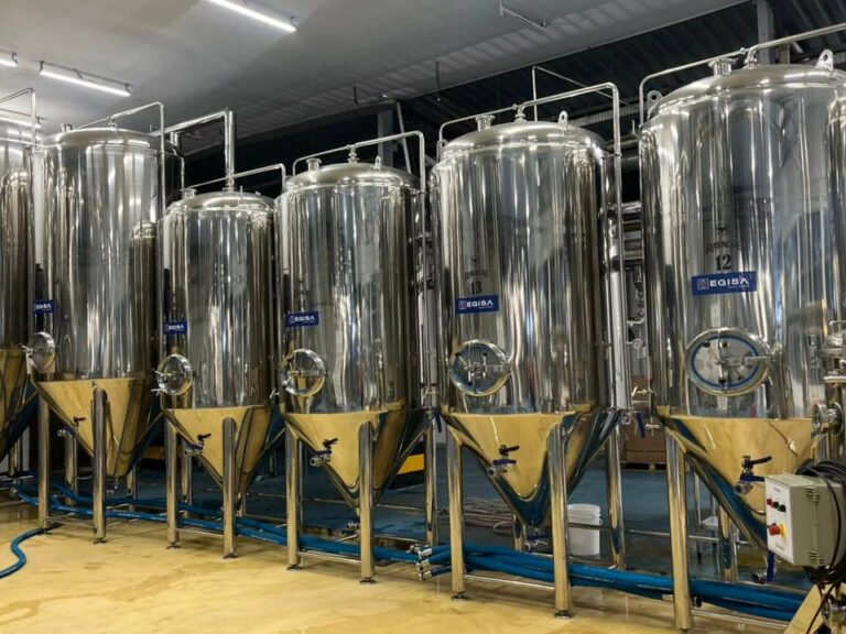 Fileira de cinco fermentadores de aço inox da Cervejaria Ravache